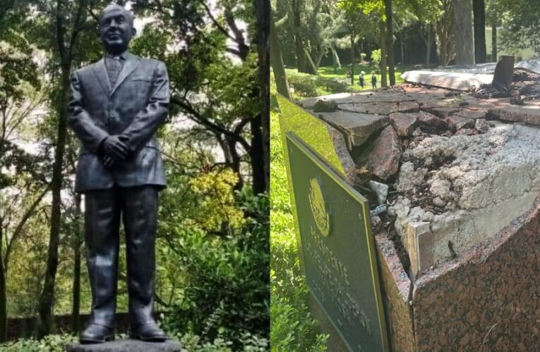 Cayó Felipe Calderón… derriban la estatua del expresidente en Los Pinos