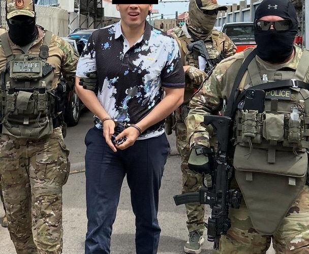 Julio César Chávez Jr. esposado, con pants y tenis rojos: difunden primeras imágenes del boxeador deportado