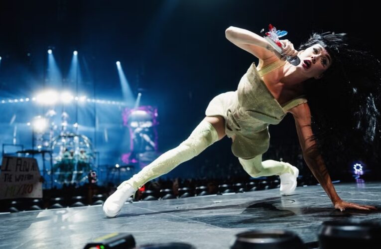 Katy Perry recibe descarga eléctrica en pleno show… y sigue cantando