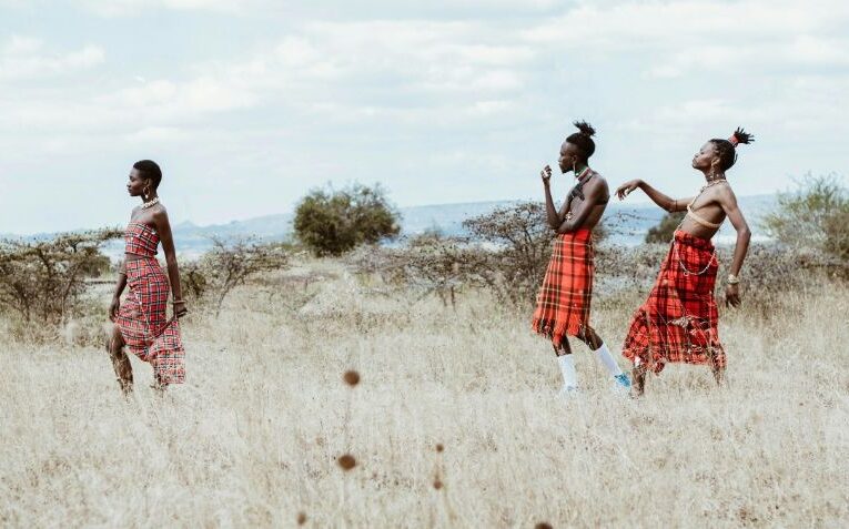 Mujer reportada como desaparecida fue hallada en una tribu africana: «Déjenme en paz, soy una persona adulta»