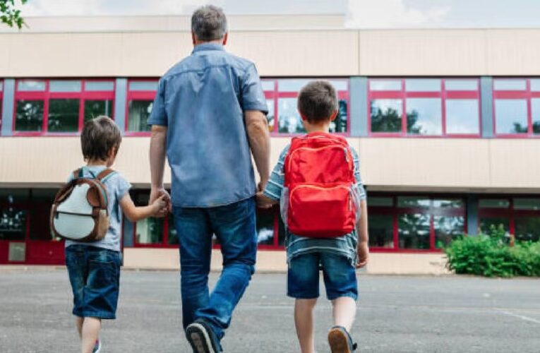 Papás luchones, llegó su quincena adelantada: inscripciones abiertas para la pensión Bienestar