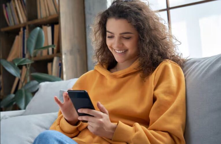 Qué es el “pebbling”, la tendencia viral que vincula a los jóvenes en redes sociales