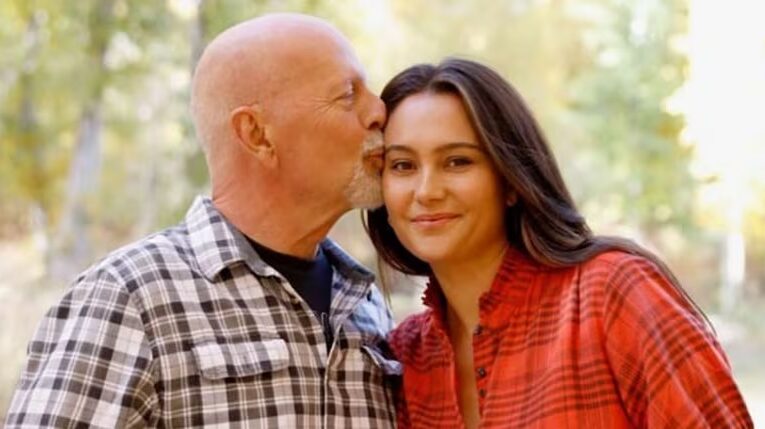 Esposa de Bruce Willis responde a quienes la critican por ya no vivir con el actor
