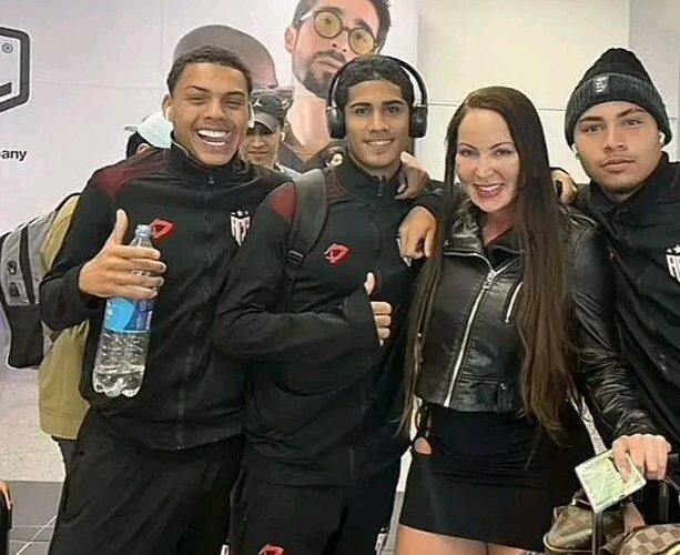 Club brasileño expulsó a seis jugadores canteranos tras foto con actriz de cine para adultos