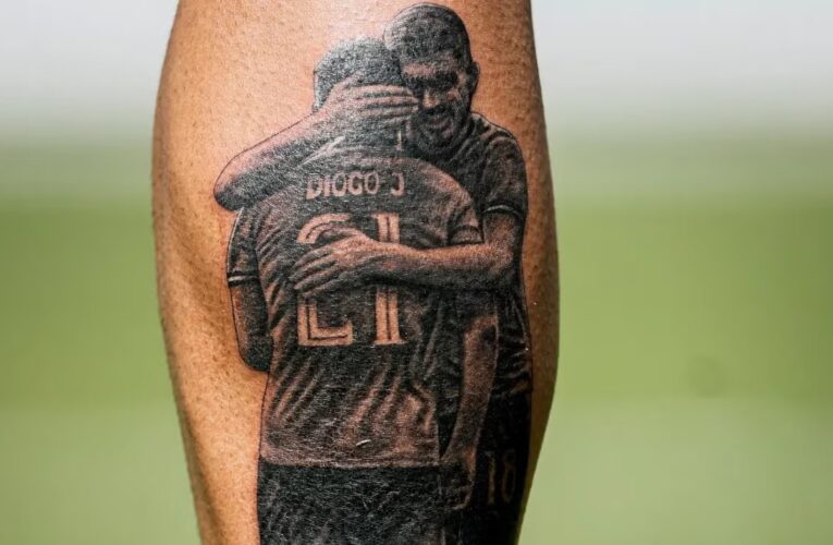 ¡Emotivo! Rúben Neves se hace tatuaje en honor a Diogo Jota