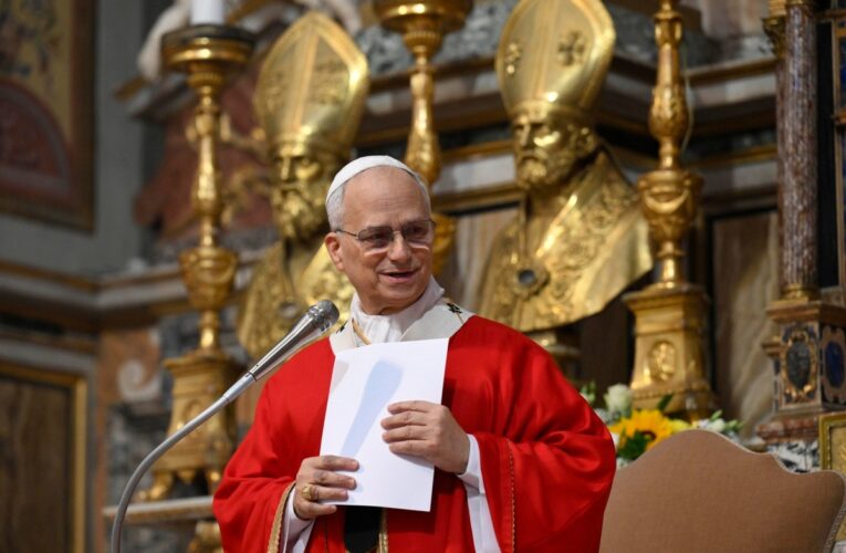Regalan moto BMW al papa León XIV; será subastada para apoyar a niños en Madagascar