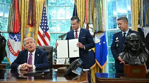 Trump ordena derribar cazas de Venezuela si son una amenaza