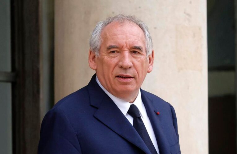 Dimite el primer ministro de Francia en medio de crisis de las finanzas públicas