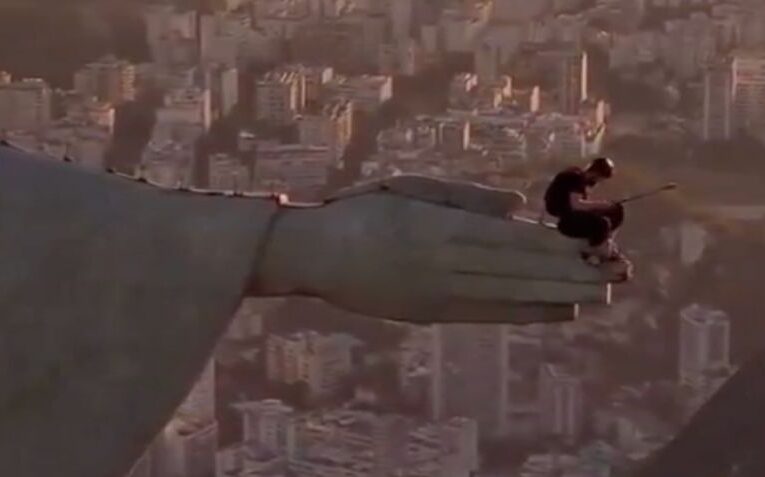 Hombre escala el Cristo Redentor y salta desde su mano
