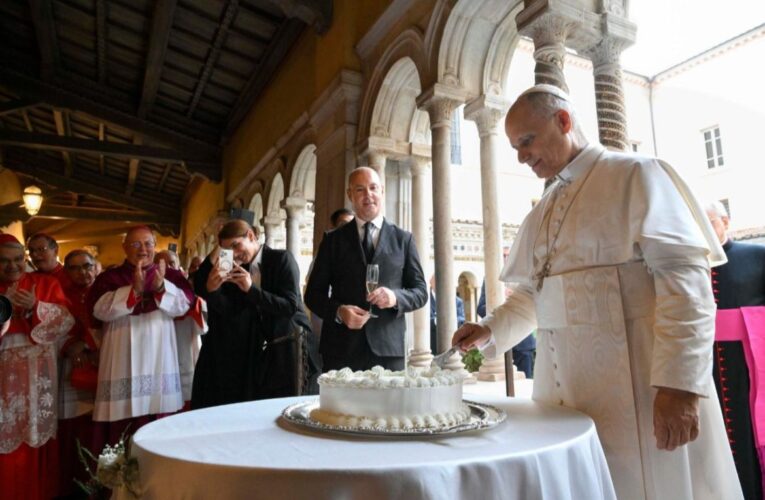 El papa León XIV celebra su cumpleaños 70 rodeado de miles de fieles en San Pedro