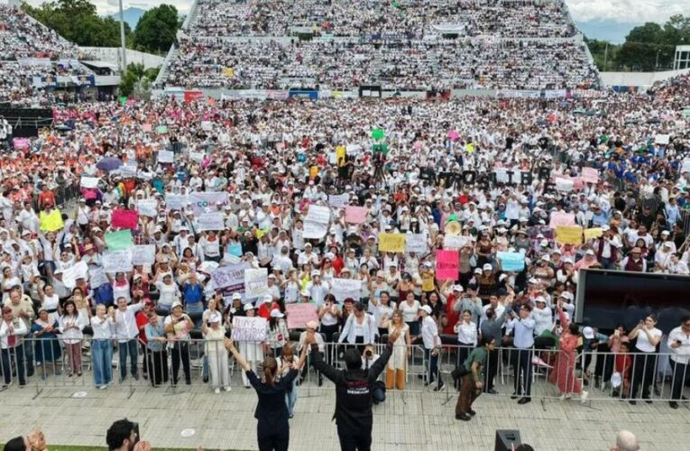 Claudia Sheinbaum da continuidad a obras y anuncia nuevas, junto con programas, ante miles en Chiapas