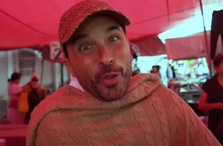 Captan a Apio Quijano, exparticipante de ‘La Casa de los Famosos’, doblando ropa en la ‘paca’ de un tianguis