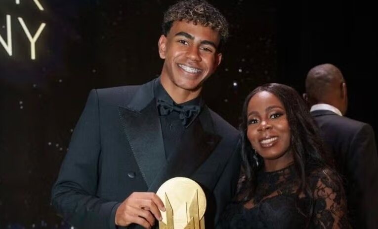 Madre de Lamine Yamal causa polémica al vender entradas para cenar con ella