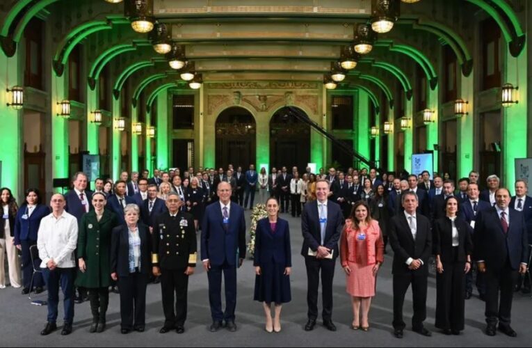 Claudia Sheinbaum se reúne con empresarios y miembros del Foro Económico Mundial