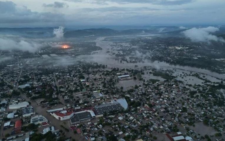 Amanece Poza Rica bajo el agua tras el desbordamiento del río Cazones en Veracruz