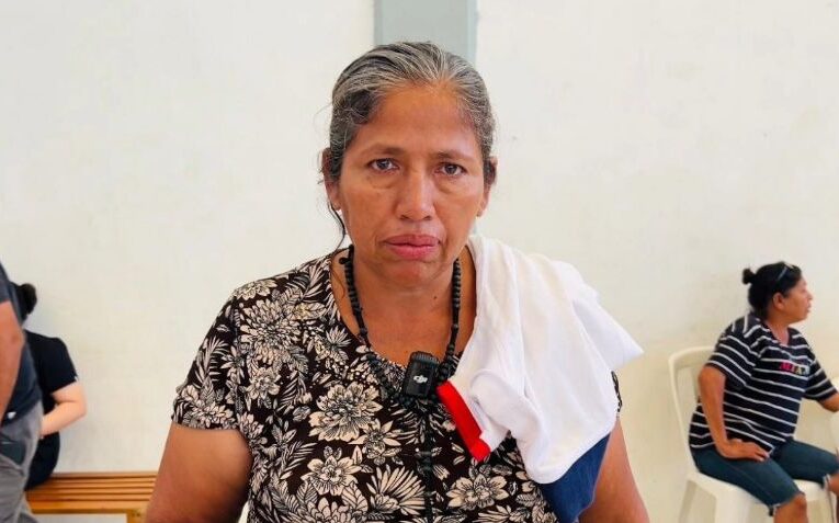 Huye de su casa por las lluvias, dejó atrás a su esposo e hijo