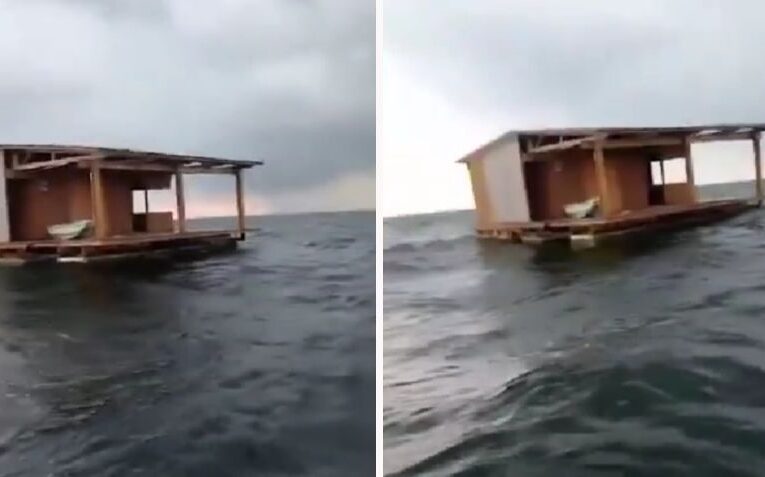 Hallan al restaurante «El Atracadero» flotando en la costa, tras ser arrastrado por el río Tuxpan