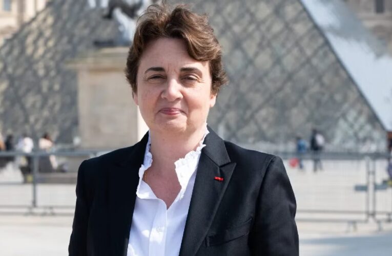 Directora del Louvre admite fallas de seguridad tras robo de joyas y ofrece su renuncia