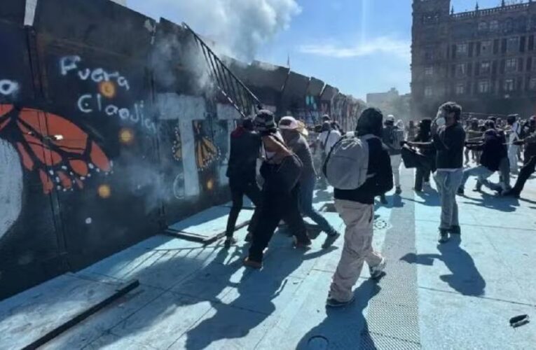 Marcha Generación Z: encapuchados derriban vallas de Palacio Nacional y policía los contiene con extintores