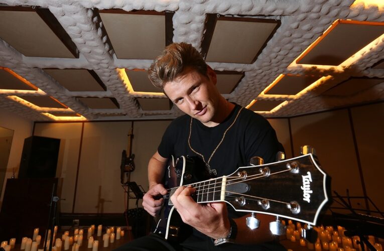 Alexander Acha responde a quienes lo tachan de ‘nepobaby’ por ser hijo de Emmanuel: «Me ha costado más trabajo»