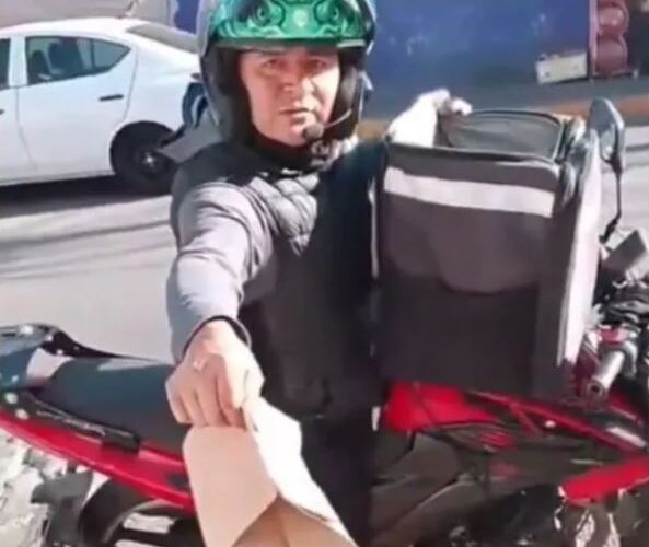Mujer exige a repartidor bajar de la moto para entregarle su comida en las manos; la tunden en redes por prepotente: «Solo era estirarse»