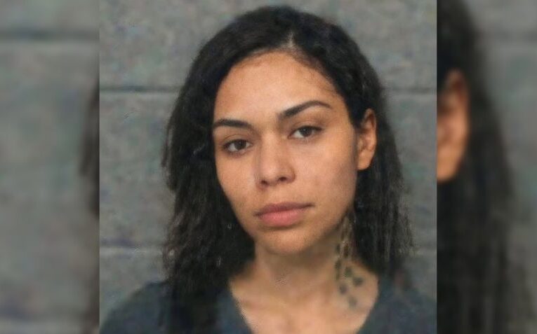 Detienen a mujer que recibió manutención para su hijo de tres hombres distintos, la acusan de fraude