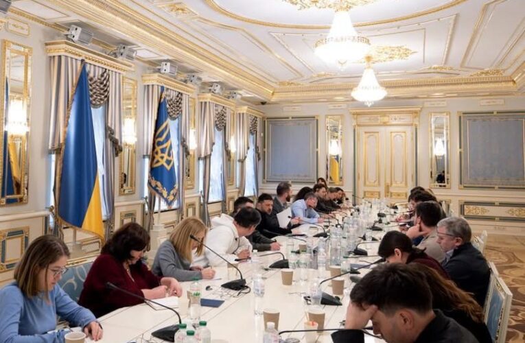 Zelenski revela plan de 20 puntos de EU y Ucrania para frenar la guerra