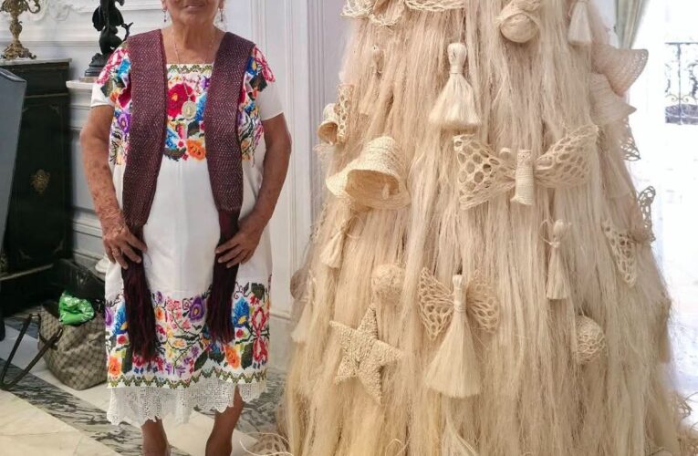 Artesana yucateca crea árbol navideño de henequén único en su tipo