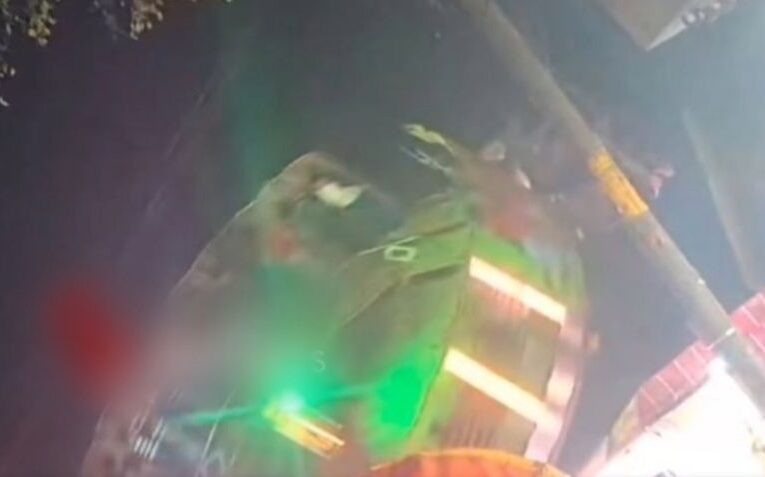 Jóvenes salen disparados de un juego mecánico en feria de Puebla