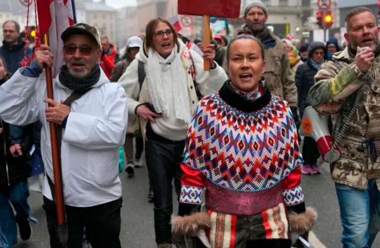 «Groenlandia no está en venta»: Miles de ciudadanos en Dinamarca salen a manifestarse contra plan de Donald Trump