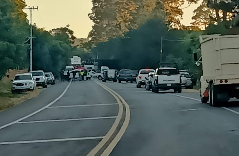 Bloquean padres de familia de kínder la Uruapan-Los Reyes