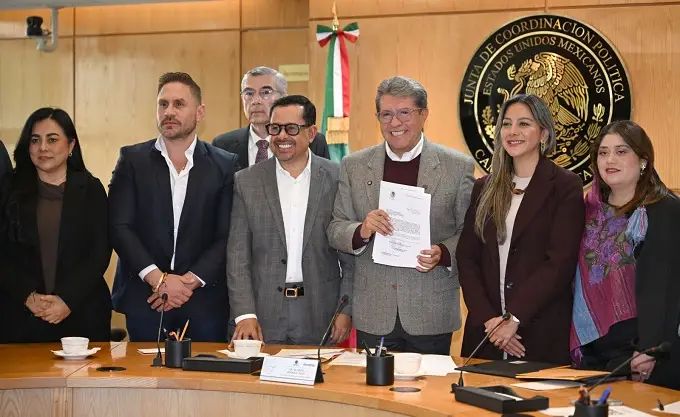 Monreal recibe iniciativa para permitir armamento especial a policías estatales