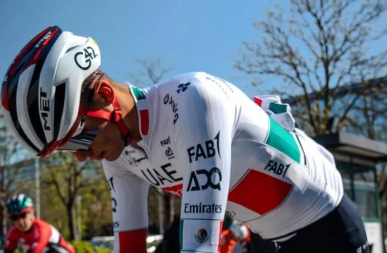 Isaac Del Toro se retira de la tercera etapa en la Vuelta al País Vasco, tras sufrir una caída