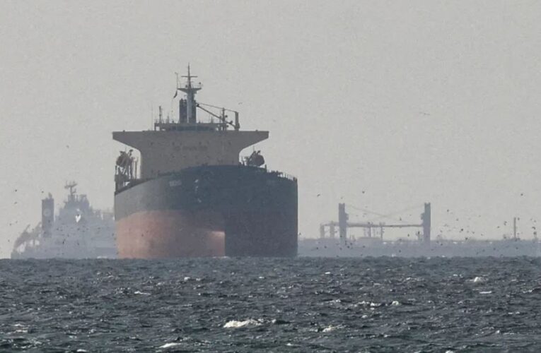 Lanchas de Irán disparan contra buque petrolero en el estrecho de Ormuz; tripulación está a salvo