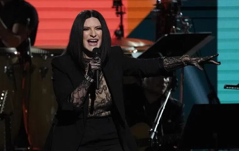 Laura Pausini detiene concierto para reclamar a fans: “Pagan mucho, pero no saben las canciones”
