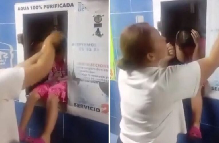 Mujer baña a niña en despachador de agua por escasez y se vuelve viral
