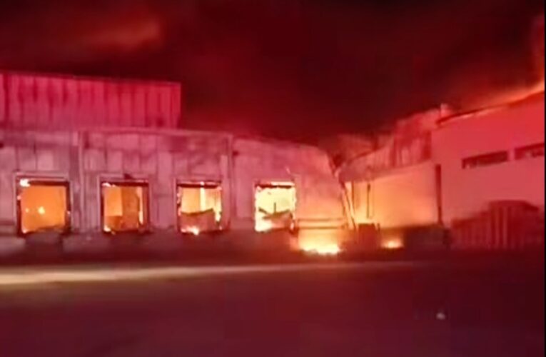 Incendio en planta de Bachoco moviliza a cuerpos de emergencia en Lagos de Moreno