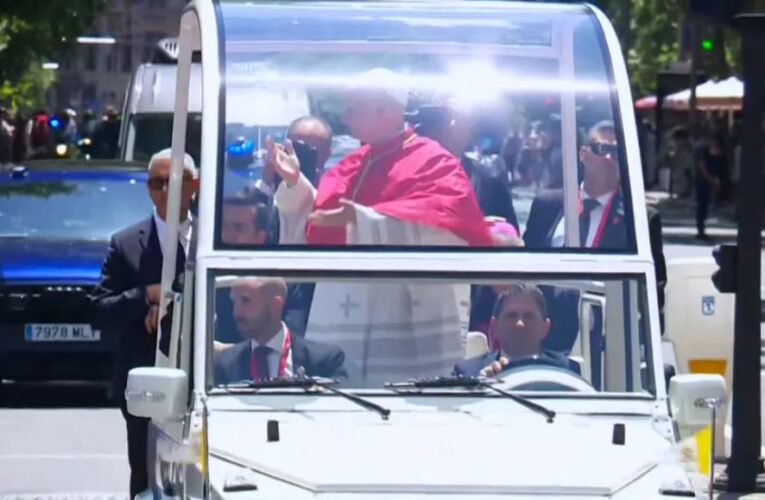 El Papa sorprende a los más jóvenes con un «6-7» viral por las calles de Madrid