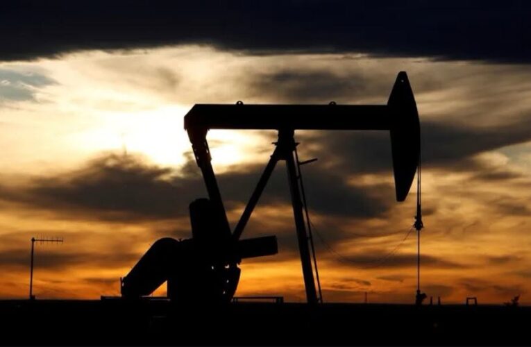Sube precio del petróleo por renovadas hostilidades entre Estados Unidos e Irán y amenaza de cierre del mar Rojo