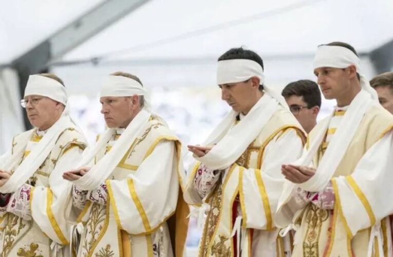 El Vaticano confirma excomunión de obispos ultraconservadores lefebvrianos