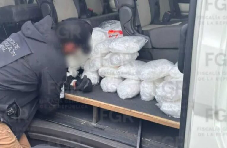 Ocultos en doble fondo de una camioneta, aseguran 50 kilos de metanfetamina en Hidalgo