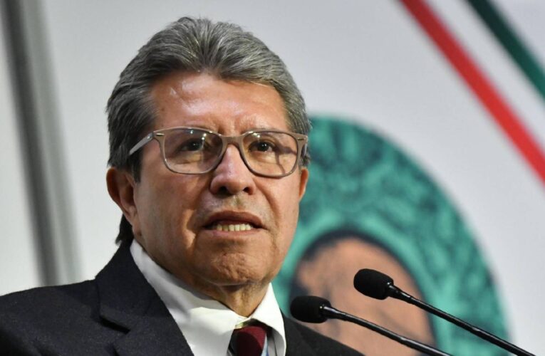 ‘He hecho a gobernadores y jueces’, dice Ricardo Monreal a sus alumnos de la UNAM