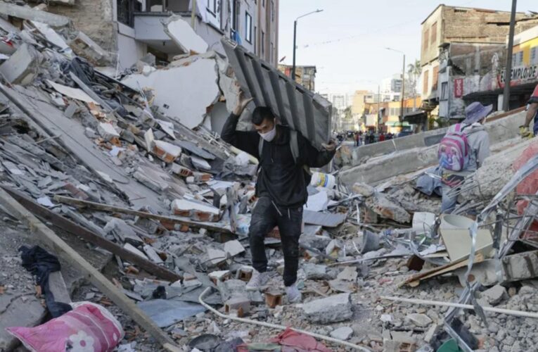 Sube a 169 cifra de muertos por terremoto en Colombia