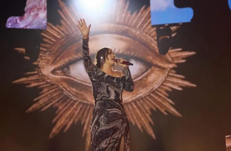 Yuridia proyecta video de Lolita Cortés durante su concierto en el Estadio GNP Seguros: «Vas a ser una gran cantante»