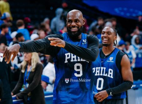 LeBron James brilla en su primer entrenamiento con los 76ers frente a 10 mil aficionados